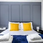 Sleeps 5, City Centre Close, Manchester, Free Fast Wi-Fi, Free Parking, 55-Inch Tv, Self-Check In - Contractors!