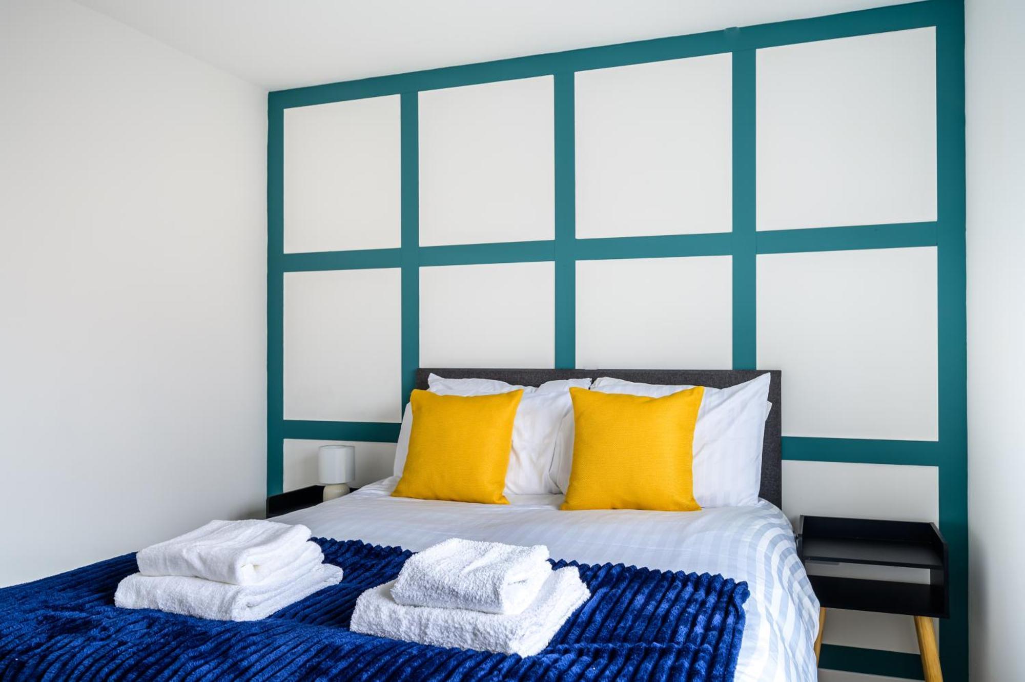 Holiday home Sleeps 5, Centre Close, Manchester, Free Fast Wi-fi, Free Parking, 55-inch Tv, Self-check In - Contractors! Manchester